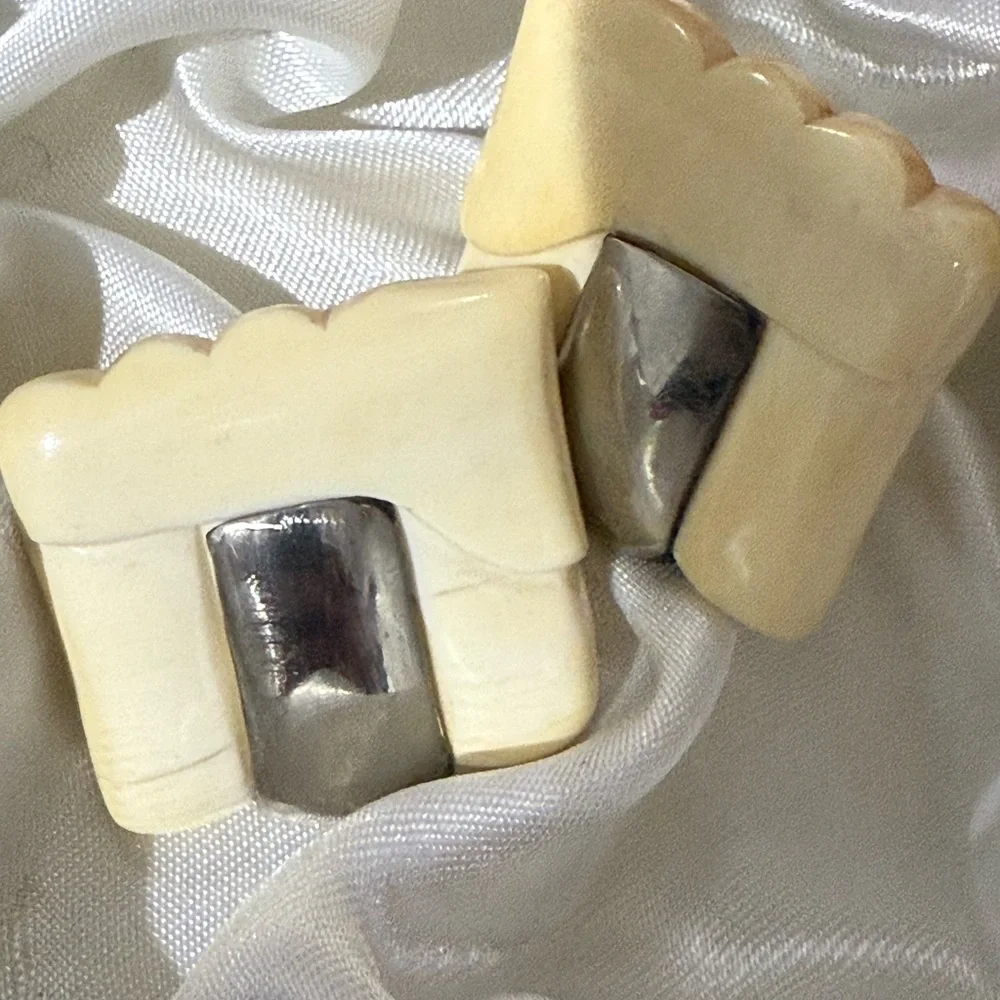 VINTAGE LARGE WHITE 3D DESIGN Square BAKELITE LUCITE‎ CLIP EARRINGS 925 STERLING